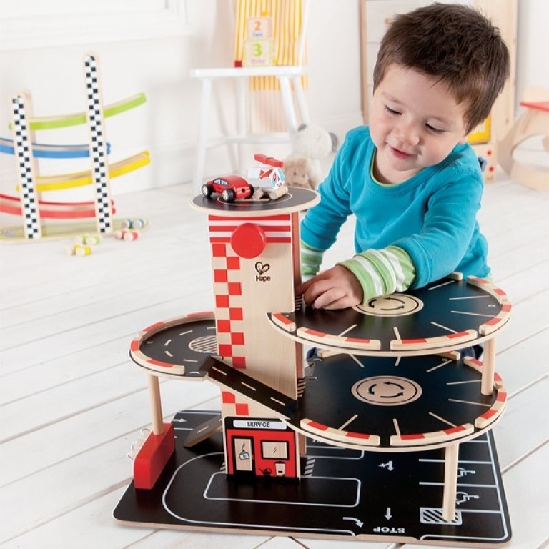 garage-hape-station-service-ecolo-petites-voitures-jouets-ecologiques (Medium)